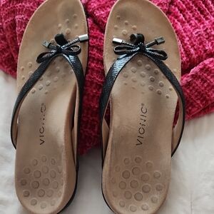 Vionic Black Bow Thong Sandals with Textured Straps